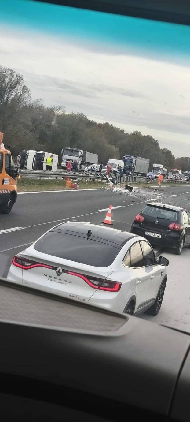 FOTO UŽASA Kamion se zabio u ogradu na A4 i prevrnuo se!