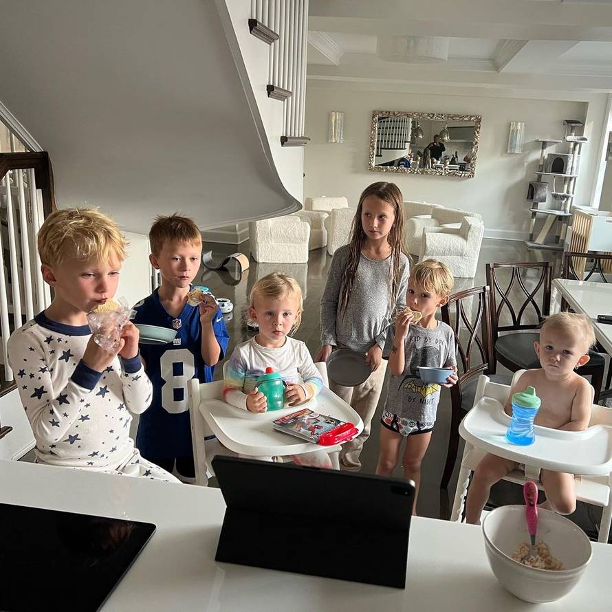 Alec Baldwin objavio fotku sina i supruge, pratitelji ga napali: 'Kako možeš, odvratno je...'