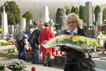 Osijek: GraÄani posjeÄuju grobove dragih preminulih