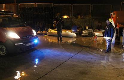 Kiša poplavila Šibenik: Spasili bolesnika iz potopljenog auta