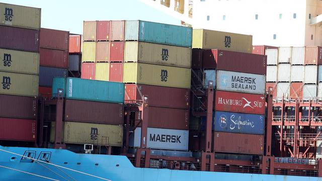 Rijeka: Brod Maersk Houston prekrcava kontejnere na terminalu na Brajdici