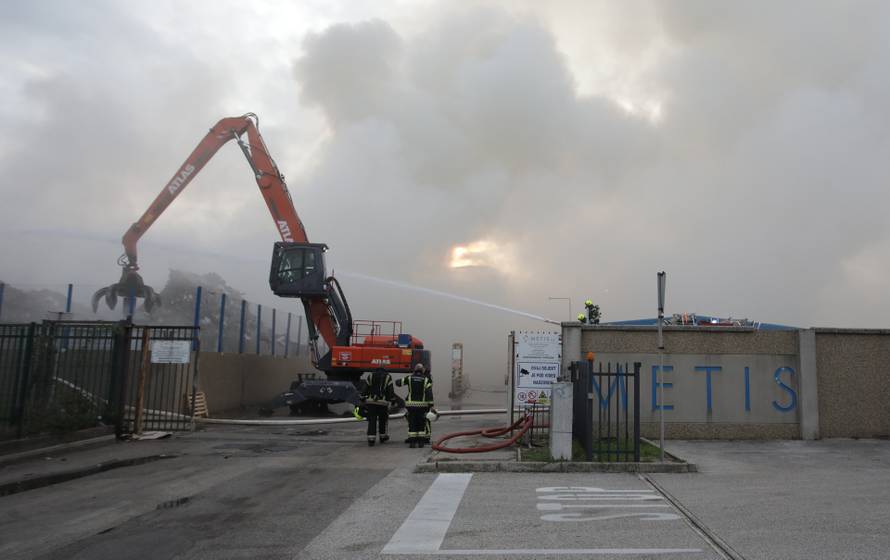 Rijeka: Izbio požar u skladištu Metisa na Kukuljanovu