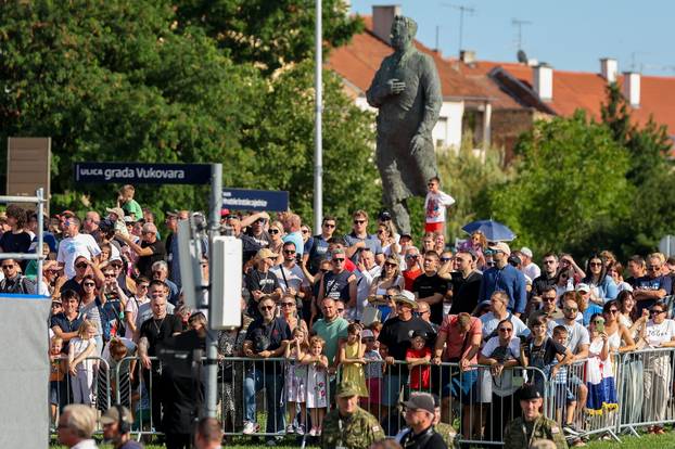 Zagreb: Građani s raznih lokacija prate vojni mimohod