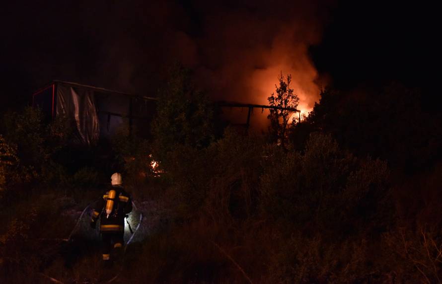 Stravična smrt: Tegljač sletio s ceste i zapalio se, vozač izgorio