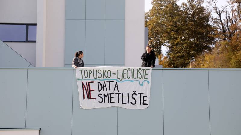 Plenković otvorio obnovljeno Lječilište Topusko, dočekali ga i transparenti: 'Stop AI centru!'