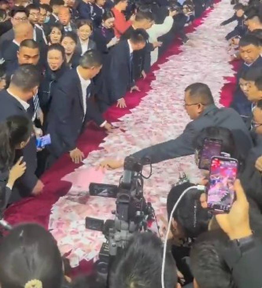 VIDEO Šef okupio radnike pa im istresao milijune eura: Znam da se mučite s kreditima. Uzmite!