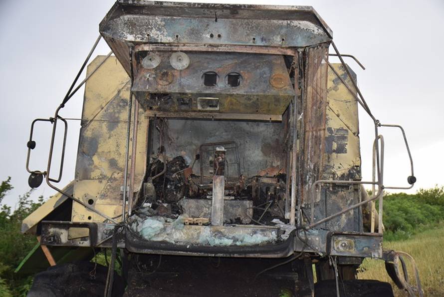 Tehnički kvar:  Tijekom žetve uljane repice izgorio kombajn