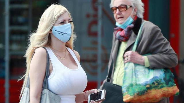 Zagreb: Osebujna djevojka prošetala noseći masku s zanimljivom porukom