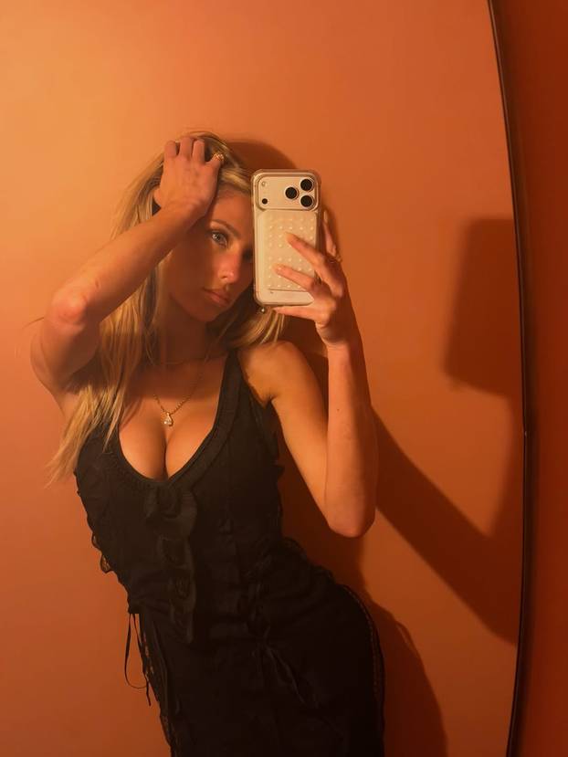 FOTO Nova ljubav na pomolu u Formuli 1? Aktualnog prvaka obgrlila fatalna influencerica
