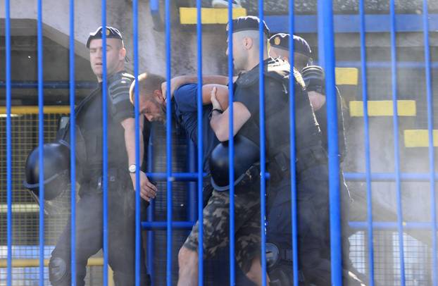 Policija privodi navijače na utakmici između Dinama i Hajduka