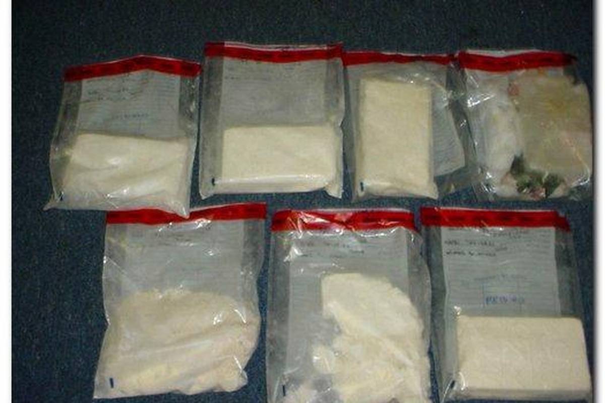 Uspaničio se i ostavio 6 kg kokaina u nužniku aviona