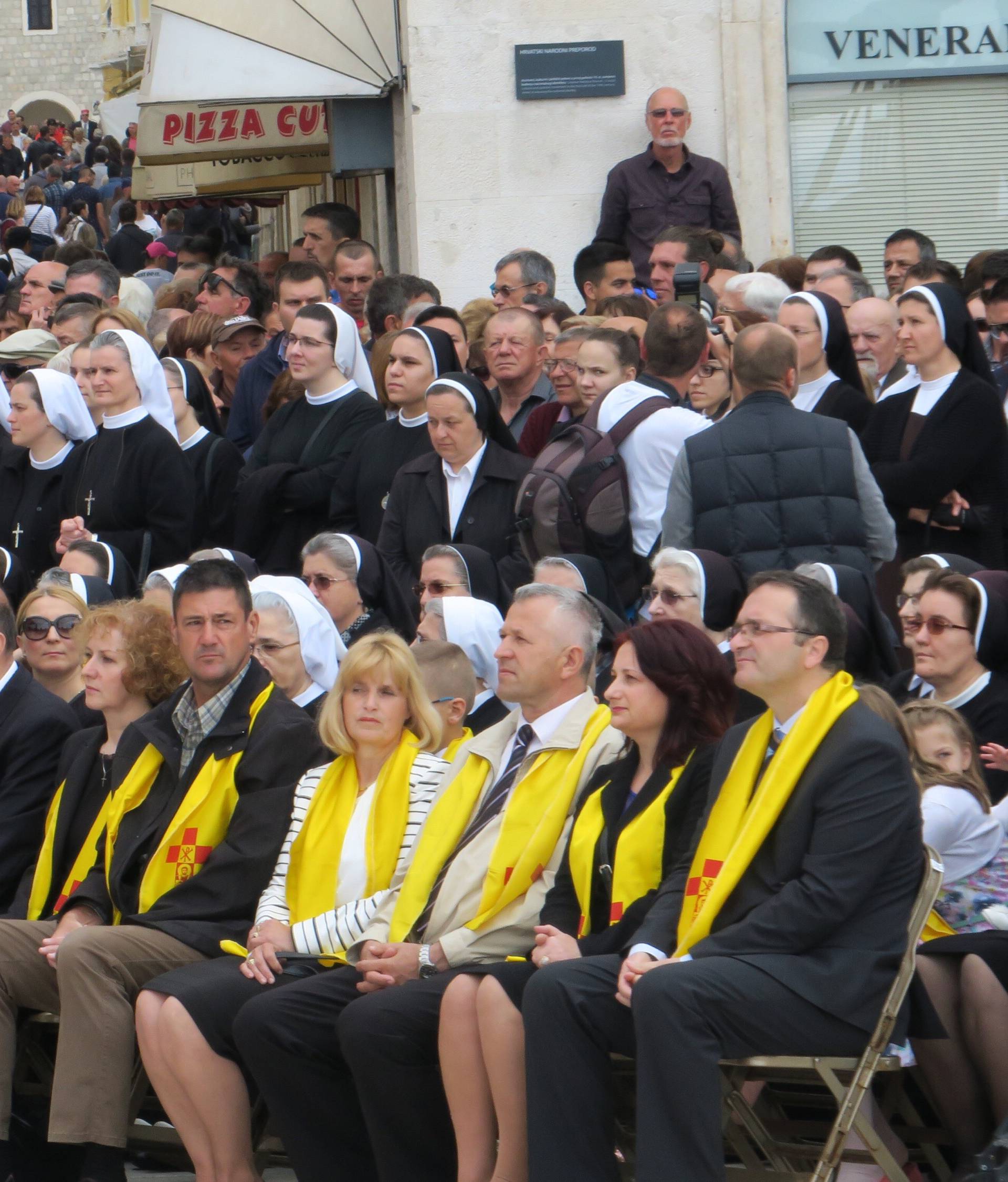 Kerum kao Papa pratio misu s prozora, stigao je i Plenković