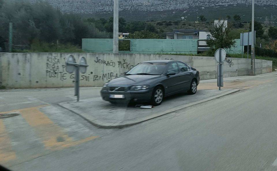 Što reći... koju posluku porati? Pogledajte bisera iz Zagreba i kako je parkirao svoj BMW...