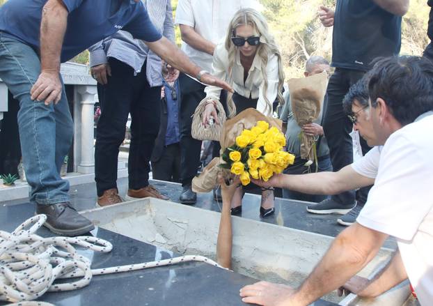 Rogoznica:Posljednji ispraæaj Ivice Karabatiæa, oca Ave Karabatiæ. 