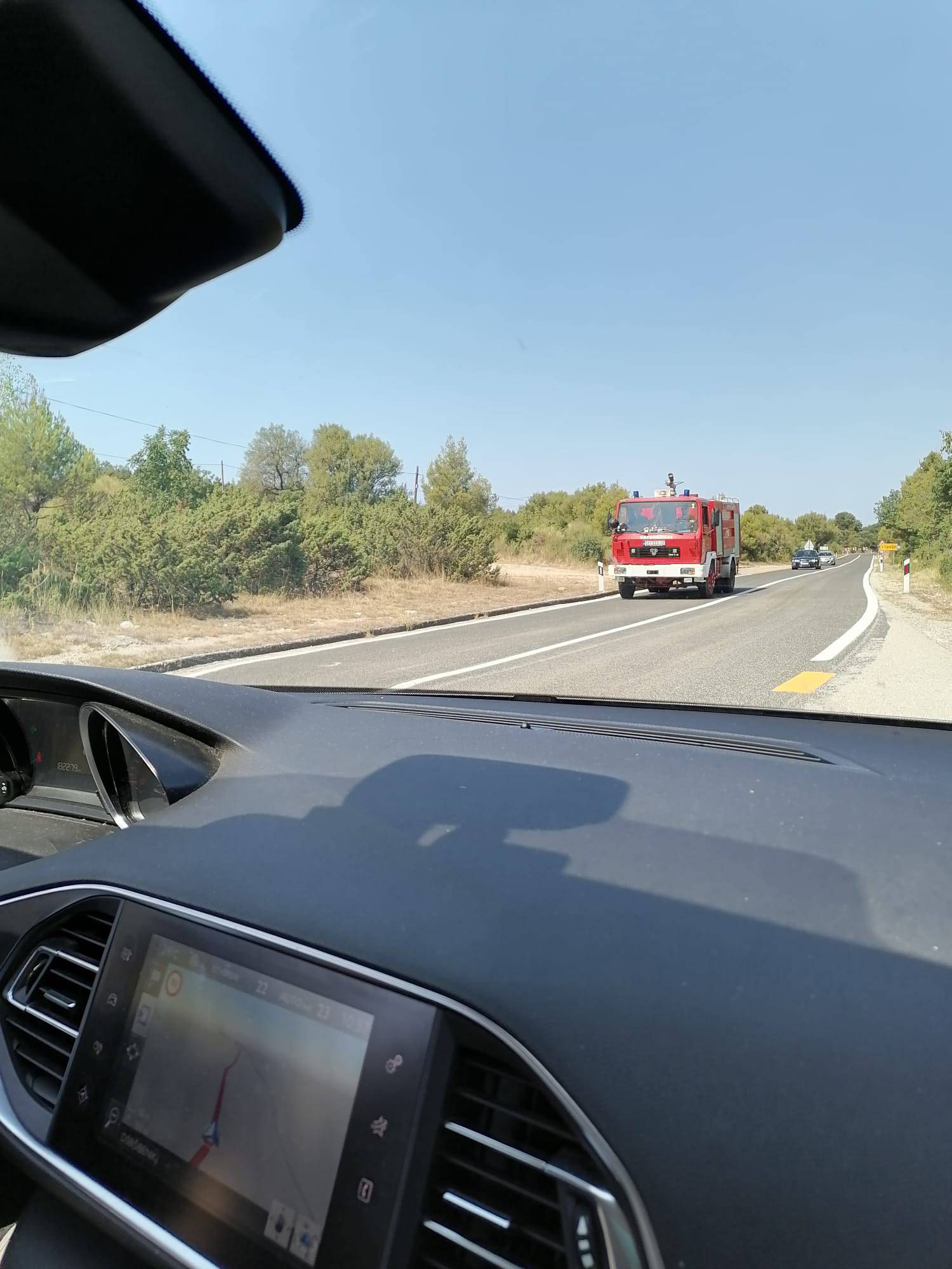 VIDEO Veliki požar kod Vrpolja, brzo se širi, a na terenu se bore 43 vatrogasca i dva kanadera...