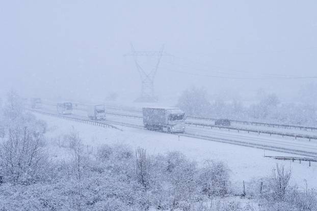 Zimski uvjeti na A1 između čvora Perušić i čvora Gospić