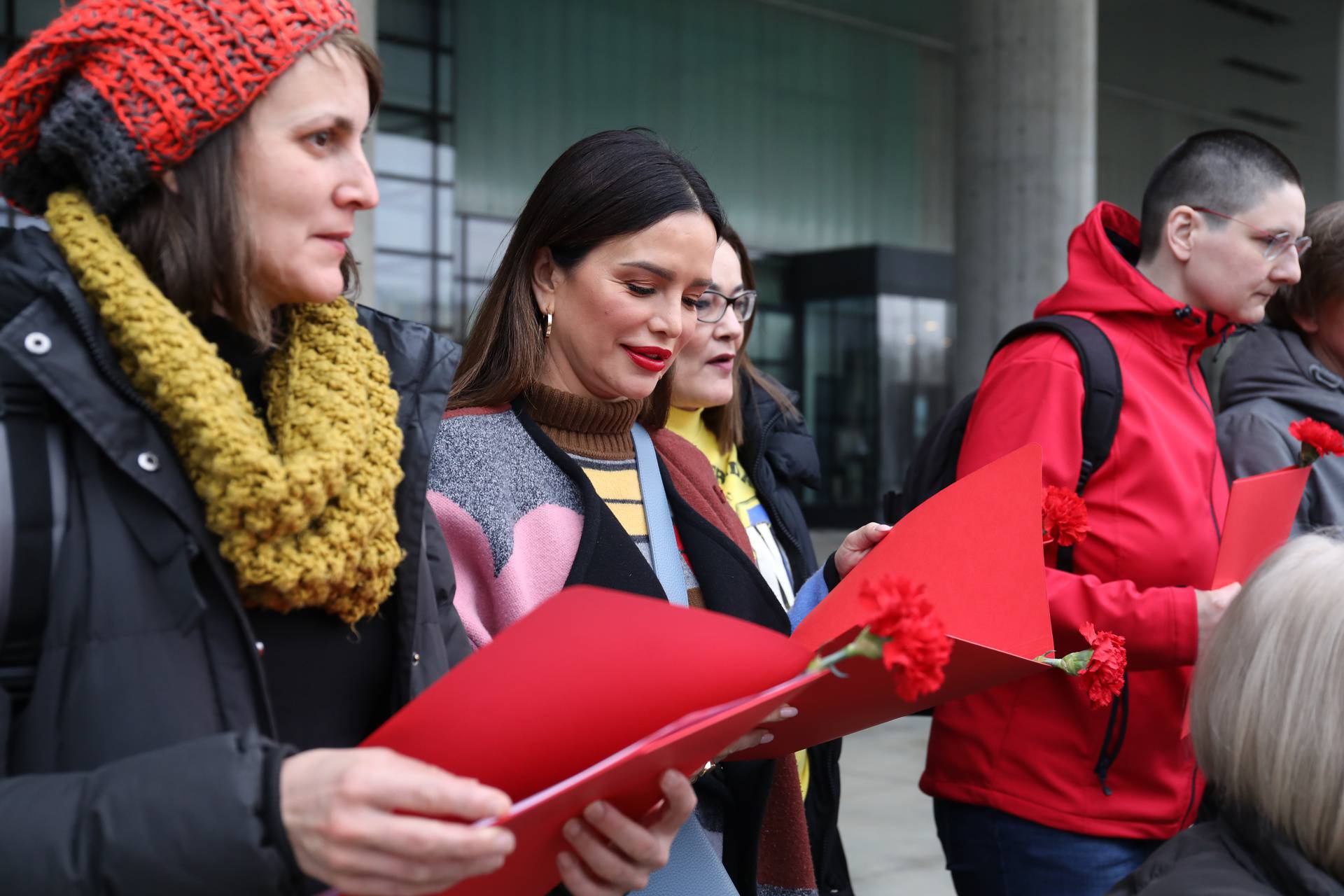 Zagreb: Severina uz zbor Udruge Domino izvela feminističku izvedbu "Lijepe naše"