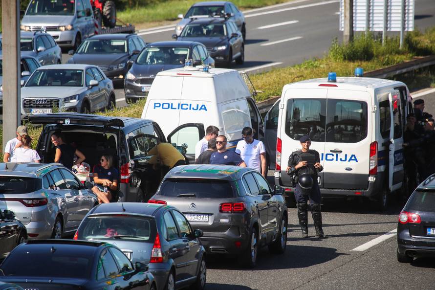 Zagreb: Policija u Lučkom dočekuje Torcidu