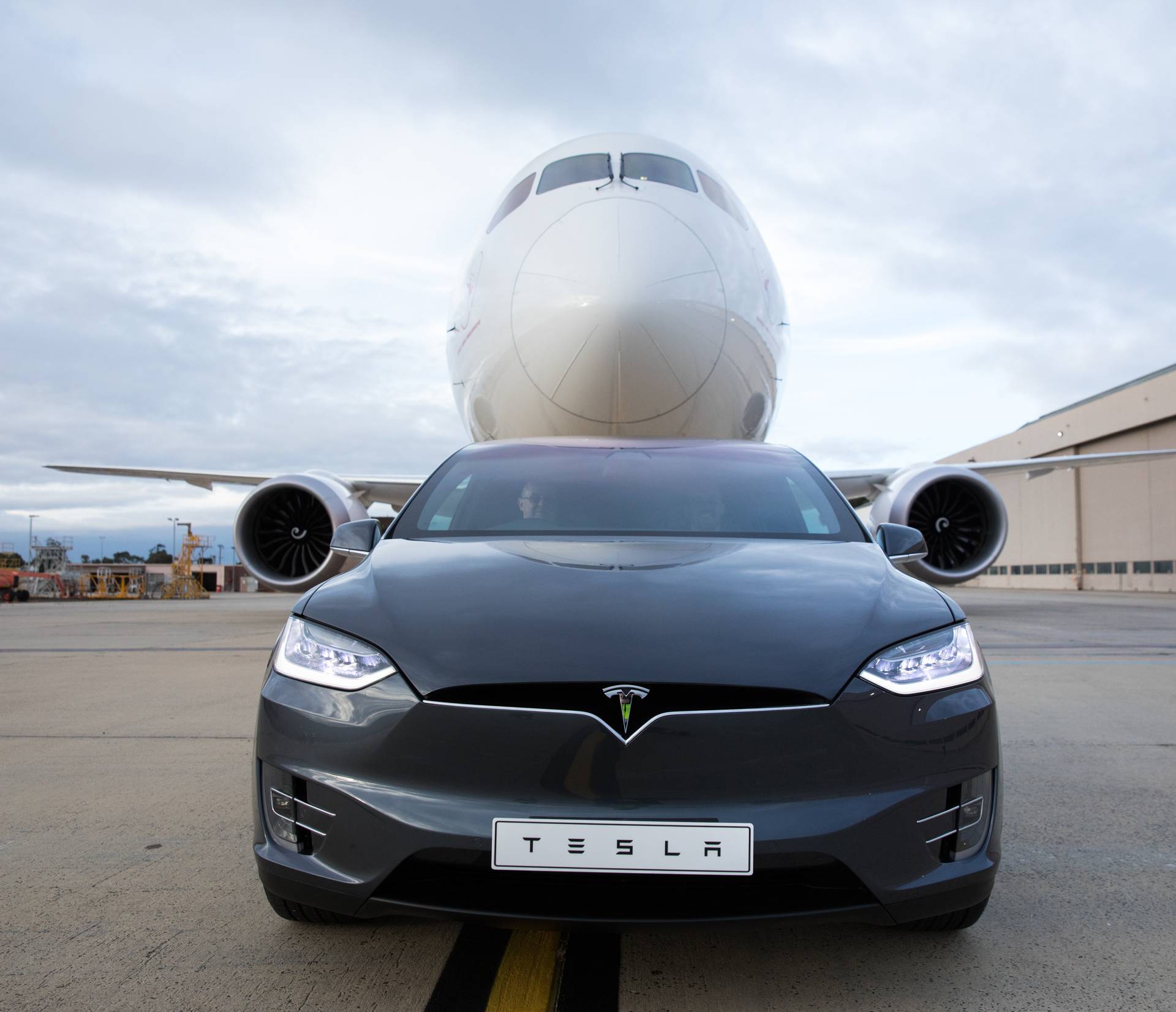Tesla za Guinnessa: Autom na struju vukli avion od 130 tona