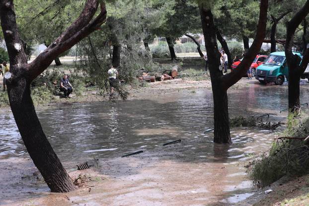 Velike štete u okolici Poljuda nakon oluje koja je poharala Split