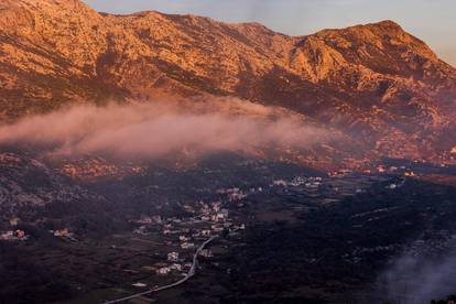 Pogled sa Zvjezdanog sela Mosor na prekrasan zalazak sunca