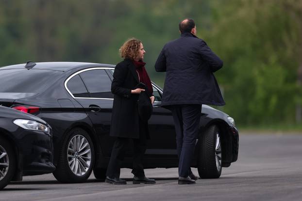 Zagreb: Okupljanje uzvanika na svečanom dočeku prve skupine višenamjenskih borbenih aviona Rafalea u Hrvatsku