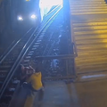 VIDEO Žena s djetetom u Srbiji hodala po tračnicama: Mladić ih u zadnji čas spasio od vlaka
