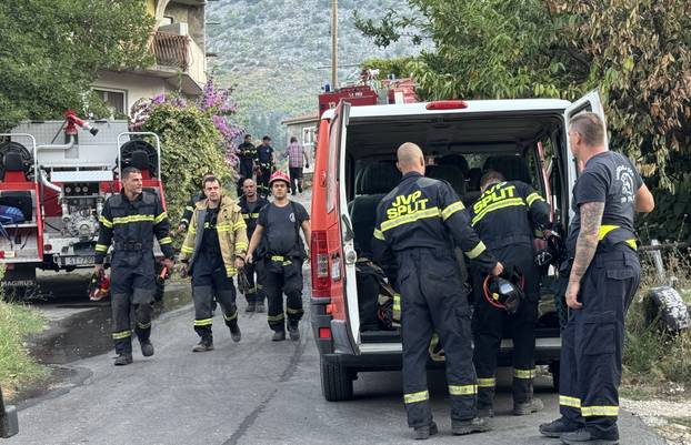 Žrnovnica: Smjena vatrosaca koji sudjeluju na lokaliziranju požara nedaleko od raketne baze