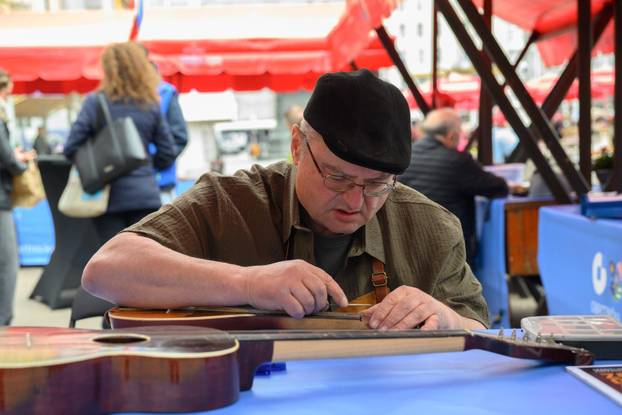 Zagreb: U okviru akcije "Majstori održivosti - sačuvaj, ne bacaj!" povodom Dana planeta Zemlje, obrtnici besplatno popravljali stvari