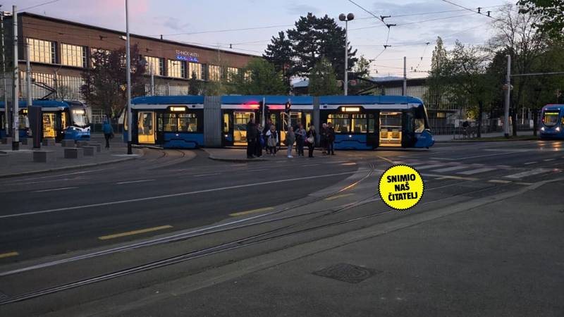 FOTO KAOS NA SAVSKOJ Tramvaj iskočio iz tračnica: 'Na snazi je izvanredna regulacija prometa'