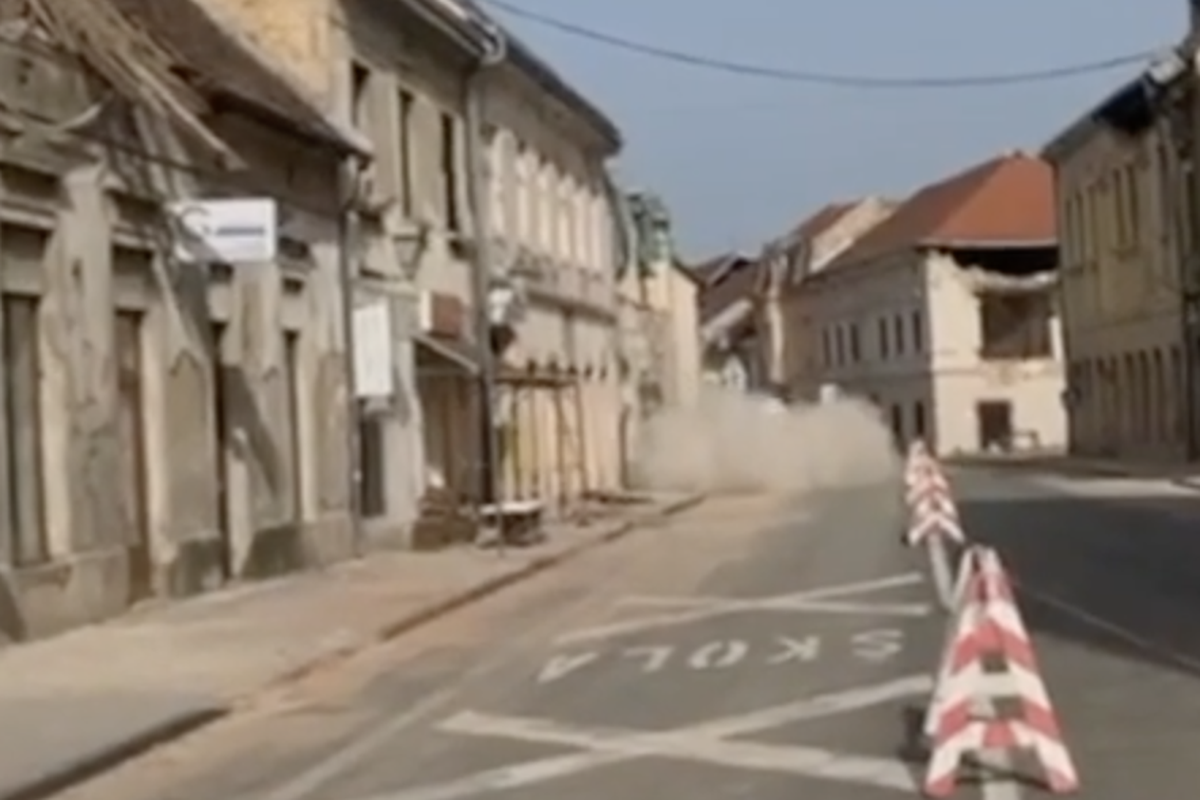 Dramatični video: U Petrinji je nakon potresa pao dio zgrade!