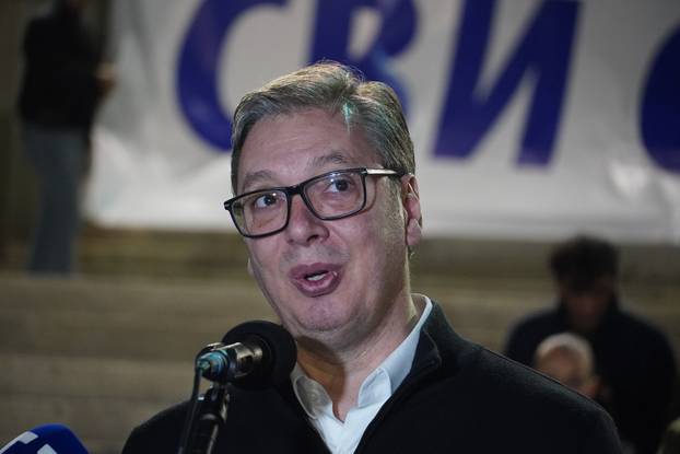 Beograd: Vučić došao ispred Narodne skupštine i pružio podršku "junaku iz Ćacilenda"