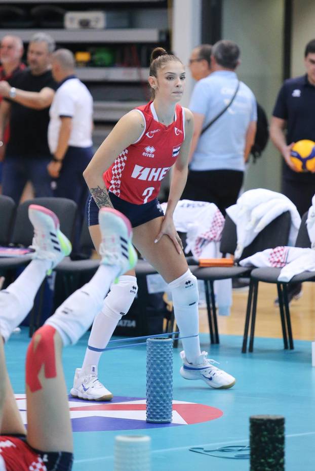 Zagrijavanje odbojkašica uoči početka susreta Hrvatske i Kosova u kvalifikacijama za odlazak na Europsko prvenstvo