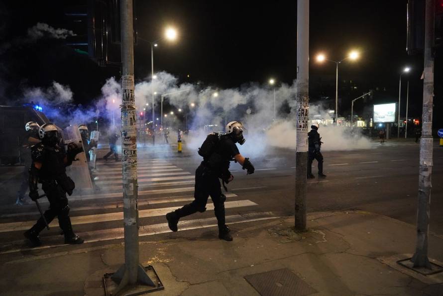 Policija i vojska suzavcima rastjerala okupljene prosvjednike u Novom Beogradu