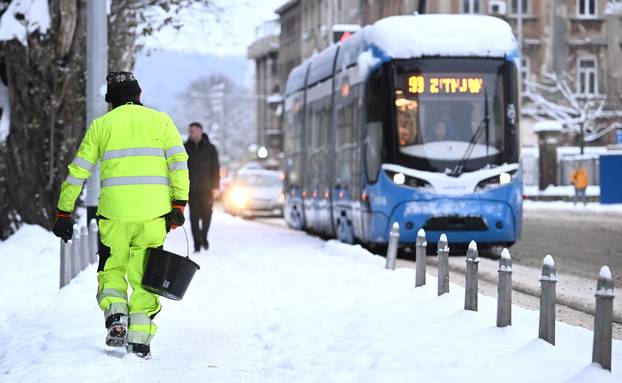 Zagreb: Snijeg zabijelio grad