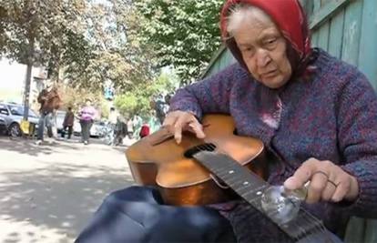 'Babuška blues': Bakica svira gitaru, i to uz pomoć - žarulje