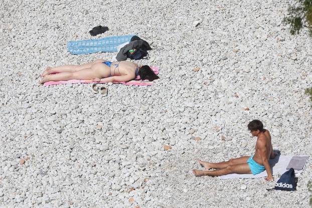 Rijeka: Oni hrabriji uživali u kupanju, a manje hrabri samo u sunčanju na plaži