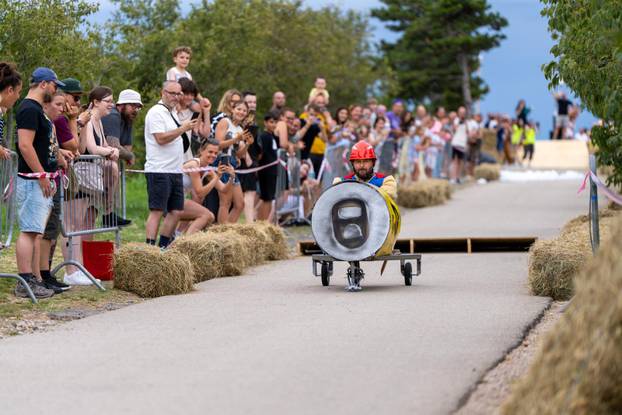 Senj: Održana 1. Senjska maškarana utrka 'Gravity race Senj 2025' podno tvrđave Nehaj