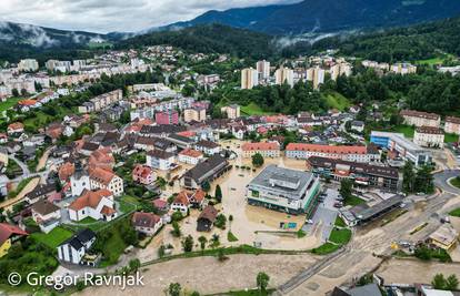 FOTO Pogled iz zraka: Cijeli grad Kamnik pod vodom, ljudi očajni. Poginuo jedan stariji muškarac