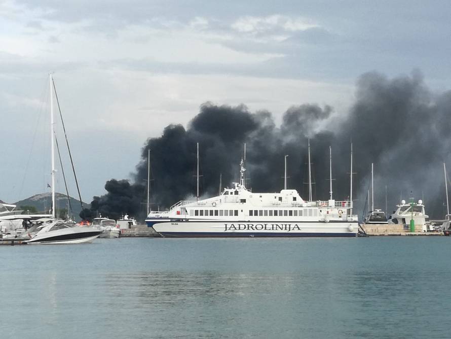 S brodice u plamenu kod Ista spasili su obitelj iz Slovenije