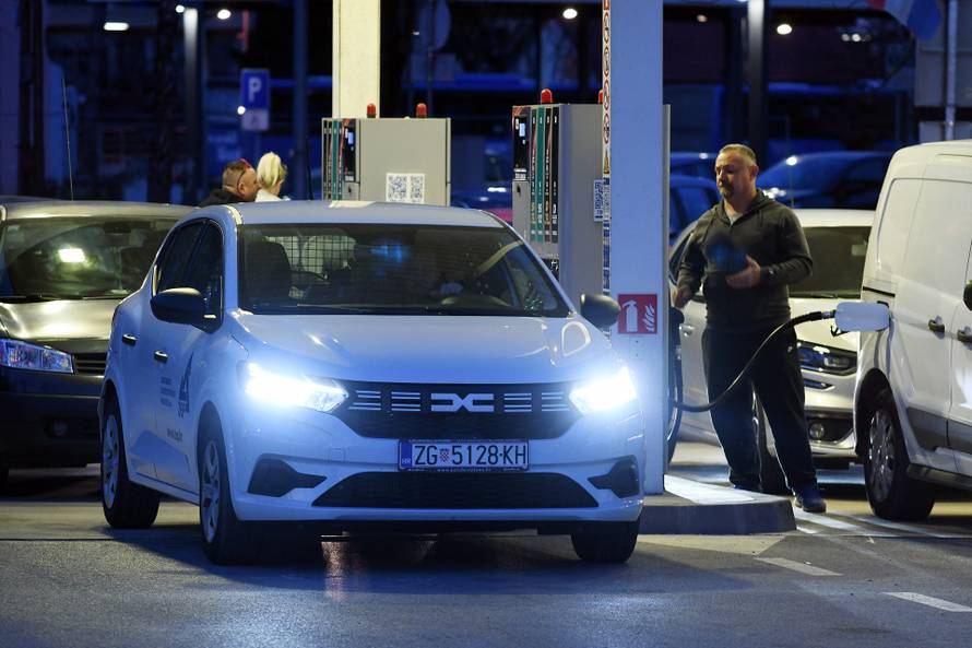 Sisčani pohrlili na benzinske postaje uoči poskupljenja 