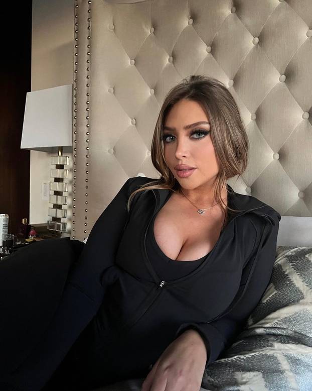 FOTO Tko je bujna cura koja je digla majicu i Trumpu pokazala grudi? 'Doniram mu od zarade'