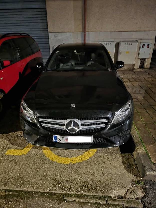 FOTO Tko to tamo pjeva, ups... parkira. Ovako to Hrvati rade, neki uzmu mjesto i invalidima...