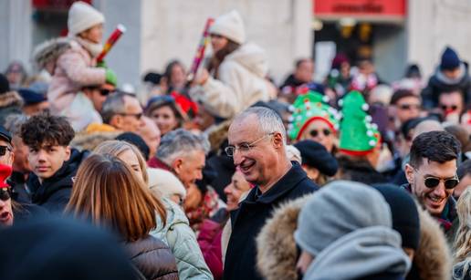 FOTO Ludi popodnevni do&ccaron;ek na splitskoj Pjaci: Okupljeni su ispratili staru godinu uz klape