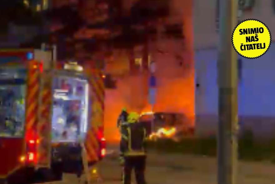 Auto se zabio u stupi&cacute;e kraj Vjesnika i potpuno izgorio! Voza&ccaron; je pobjegao s mjesta?