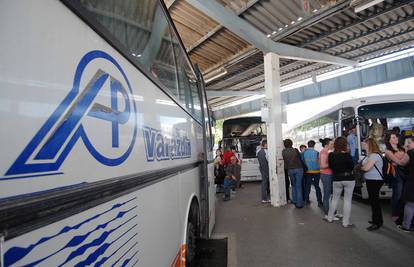 Turisti su uzalud čekali na autobus s Raba za Zagreb