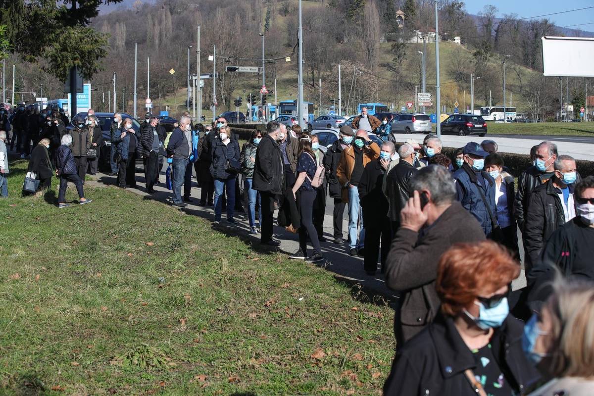 Svi žele cjepivo, red ogroman, a ljudi ogorčeni: 'Žao nam je da stariji i bolesni moraju čekati'