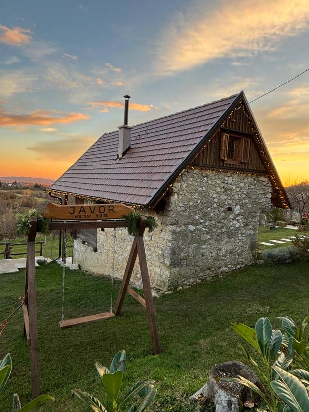 FOTO Ova kuća blizu Zagreba pravi je raj - filmove možete gledati iz bačve za kupanje!