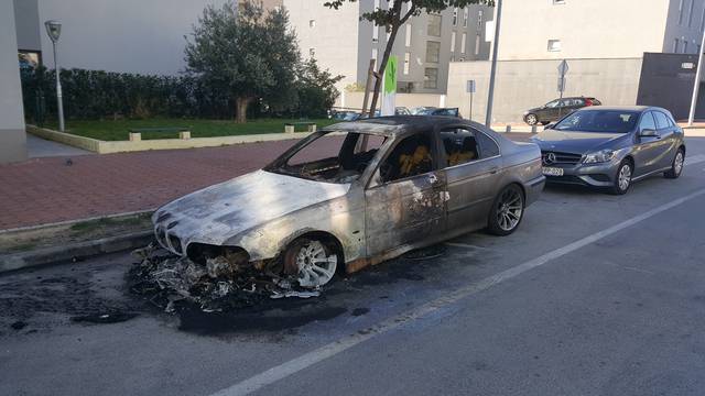 Čula se snažna eksplozija: Na Žnjanu je noćas izgorio BMW