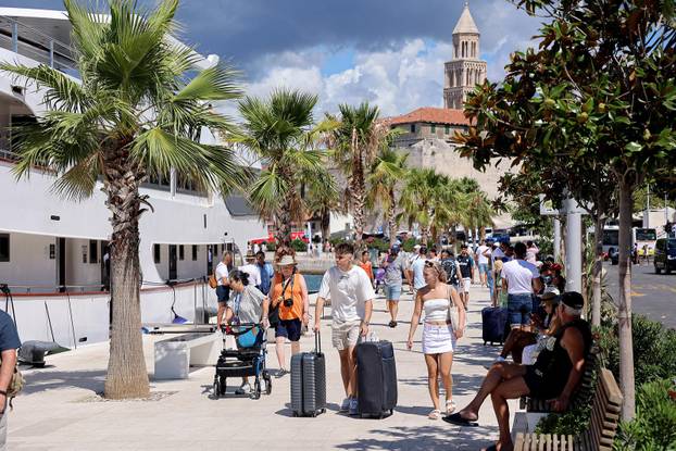 Turisti u trajektnoj luci u Splitu